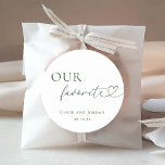 Pegatina Redonda Corazón romántico guión nuestro favorito de boda<br><div class="desc">Presenta a tus invitados tus dulces favoritos con estos adorables pegatinas,  con escritura romántica del corazón y tipografía clásica.</div>