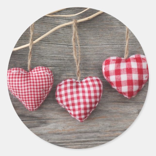 Pegatina Redonda Corazones rojos en mesa de madera (Anverso)