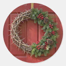 Corona de pino de Navidad y espinas en puerta roja