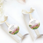 Pegatina Redonda Country Wedding Pink Flower Meadow<br><div class="desc">Etiquetas de bodas personalizadas con el nombre de la novia y del novio y la fecha del boda. El diseño de paisajes acuáticos del campo y con montañas y flores en tonos rosas y verdes. Para coordinar invitaciones, papel y decoración del día de evento, por favor visite mi Country Meadow...</div>