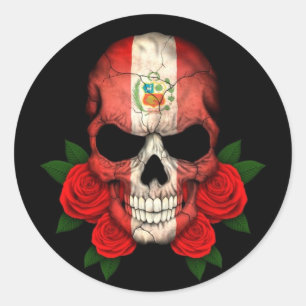 Pegatina Redonda Cráneo de bandera peruana con rosas rojas
