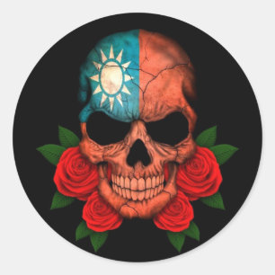 Pegatina Redonda Cráneo de bandera taiwanesa con rosas rojas