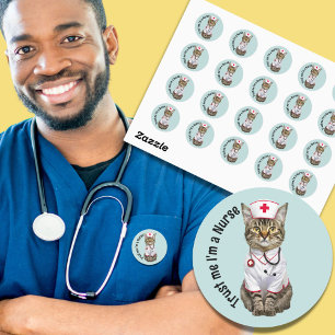 Pegatina Redonda Créeme, soy enfermera, médica de gatos lindos