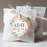 Pegatina Redonda Crema dorada vegetación floral Boda del corazón Mo<br><div class="desc">El pegatina de acento boda presenta un monograma de las iniciales y la fecha boda del novio y la novia que se puede personalizar en colores verdes y oscuros y grises y suaves. Un corazón dorado acentúa el diseño y una elegante cortina de flores con acuarela enmarcan el texto con...</div>