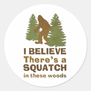 Pegatina Redonda Creo que hay un SQUATCH en estos bosques