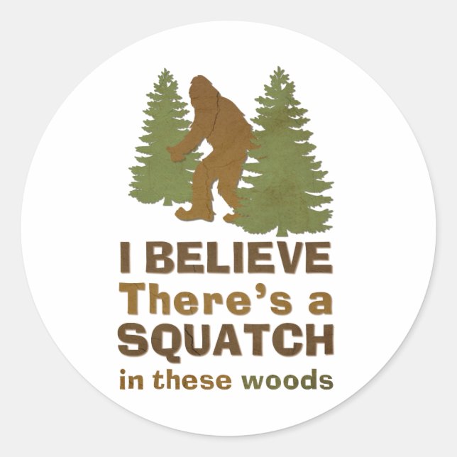 Pegatina Redonda Creo que hay un SQUATCH en estos bosques (Anverso)