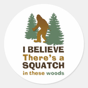 Pegatina Redonda Creo que hay un SQUATCH en estos bosques