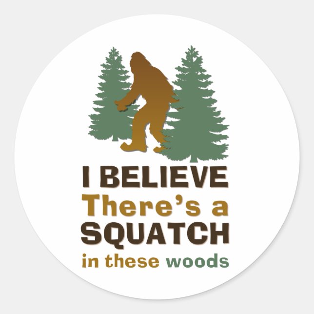 Pegatina Redonda Creo que hay un SQUATCH en estos bosques (Anverso)