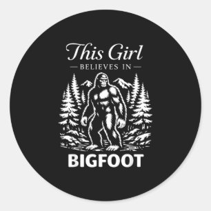 Pegatina Redonda creyente de la niña de Bigfoot sasquatch criptido 