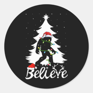 Pegatina Redonda Creyente de Sasquatch que lleva árbol de Navidad B