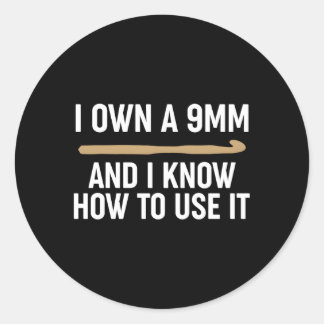 Pegatina Redonda Crocheting Tengo Un Nueve Mm Y Sé Cómo Usarlo