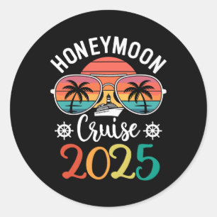 Pegatina Redonda Crucero de luna de miel 2025 Pareja casada a juego