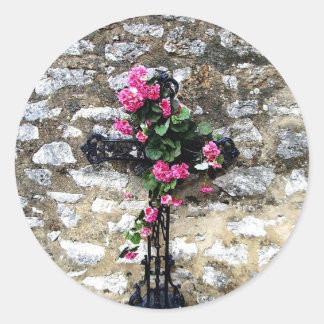 Pegatina Redonda Cruz gótica del cementerio con flores