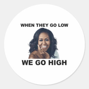 Pegatina Redonda Cuando bajan, subimos a Michelle Obama