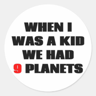 Pegatina Redonda Cuando era niño, ¡teníamos 9 planetas!