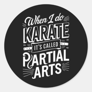 Pegatina Redonda Cuando hago Karate se llama Artes parciales 8 