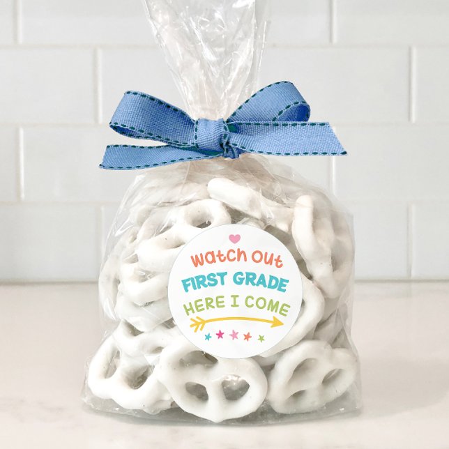 Pegatina Redonda Cuidado con el primer grado aquí que vengo (Watch out first grade here I come!)