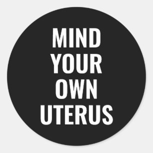 Pegatina Redonda Cuidado con sus propias mujeres uterinas derechos