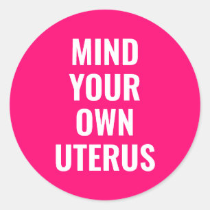 Pegatina Redonda Cuidado con sus propias mujeres uterinas derechos 