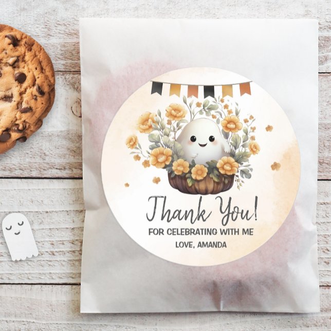 Pegatina Redonda Cumpleaños de Halloween de fantasma lindo (Add a touch of cuteness to your Halloween birthday celebration with this adorable ghost design.)