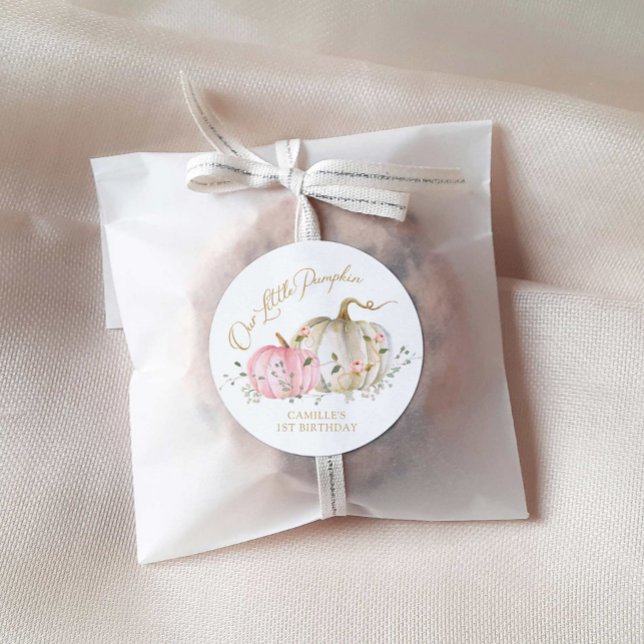 Pegatina Redonda Cumpleaños de nuestra pequeña niña calabaza (Subido por el creador)