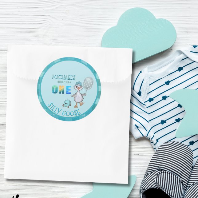 Pegatina Redonda Cumpleaños del niño blanco de la piel de gallina a (Silly Goose Boy's Blue Plaid Birthday Classic Round Sticker)