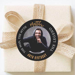 Pegatina Redonda Cumpleaños foto negra hombre mito leyenda