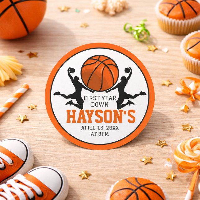 Pegatina Redonda Cumpleaños Primer Año de Baloncesto (Basketball First Year Down 1st Birthday Classic Round Sticker)