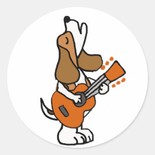 Pegatina Redonda Curioso perro beagle cantando y tocando guitarra