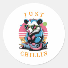Pegatina Redonda Curioso retro "Just Chillin" Opossum