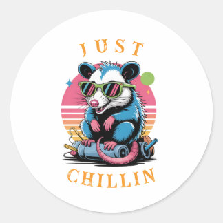Pegatina Redonda Curioso retro "Just Chillin" Opossum