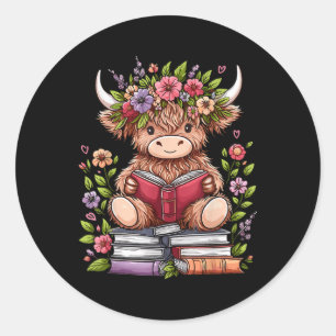 Pegatina Redonda Cute Baby Highland Cow con Bookworm de libro de le