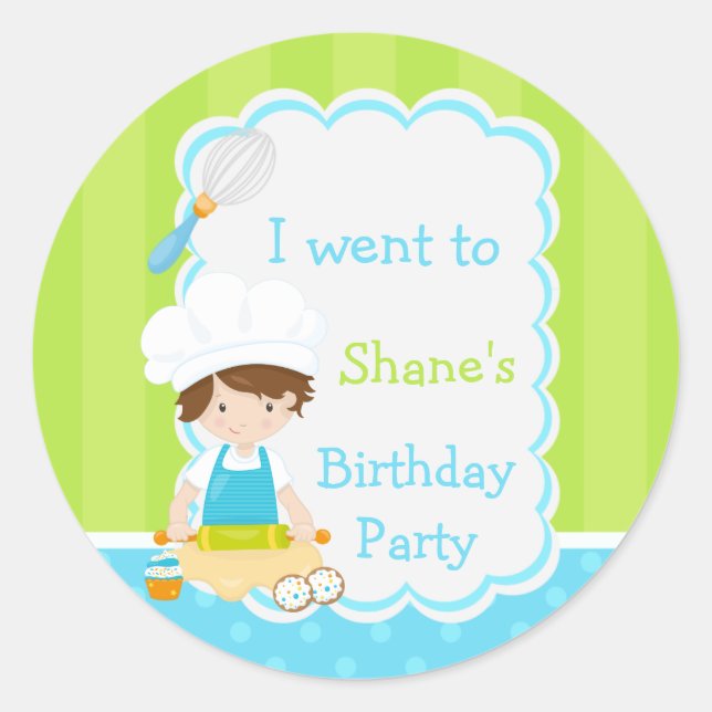 Pegatina Redonda Cute Brunette Boy Baking Birday Party (Anverso)