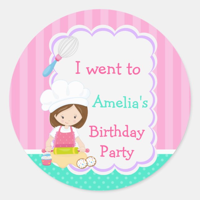 Pegatina Redonda Cute Brunette Chica Baking Birthday Party (Anverso)