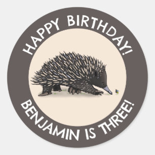 Pegatina Redonda Cute echidna y personalizado de abejas cumpleaños 
