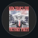 Pegatina Redonda Cute fuegos artificiales de Fiesta de la victoria<br><div class="desc">Corta victoria de Trump en vísperas de Año Nuevo contra Fiesta republicano</div>