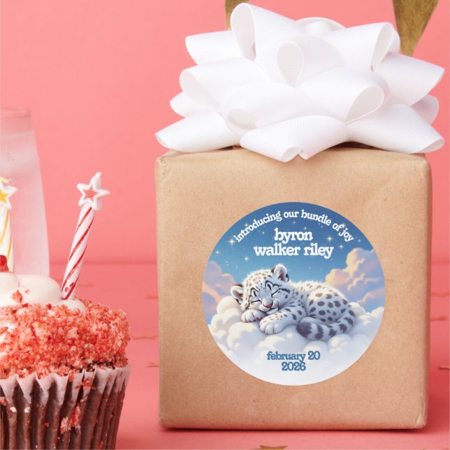 Pegatina Redonda Cute leopardo de las nieves dormido en Baby Shower (Fiesta)