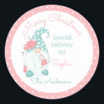 Pegatina Redonda Cute Pastel Merry Christmas Nombre personalizado G<br><div class="desc">Destacar del resto de los regalos de vacaciones de esta temporada con este bonito y caprichoso diseño vacacional que presenta a un adorable Navidad elf en colores suaves. Las palabras, "Feliz Navidad, entrega especial para Sophia La dirección de la familia Anderson" aparecen en tipografía con letras a mano y letra...</div>