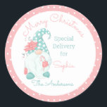 Pegatina Redonda Cute Pastel Merry Christmas Nombre personalizado G<br><div class="desc">Destacar del resto de los regalos de vacaciones de esta temporada con este bonito y caprichoso diseño vacacional que presenta a un adorable Navidad elf en colores suaves. Las palabras, "Feliz Navidad, entrega especial para Sophia La dirección de la familia Anderson" aparecen en tipografía con letras a mano y letra...</div>