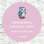Pegatina Redonda Cute Pink Kids Owl Birthday Gracias<br><div class="desc">Expresar su más sincero agradecimiento con este Personalizable Aniversario de Lechuza Cuta Gracias Pegatina, y agregar un toque personal a los Favores de tu Pequeña Niña Fiesta. La manera perfecta de extender la gratitud por hacer su celebración de Woodland extra especial. Adorados en suaves tonos rosados, estos pegatinas son ideales...</div>