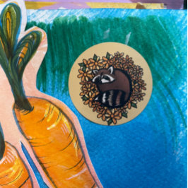 Pegatina Redonda Cute Raccoon Daisy Flower Art
