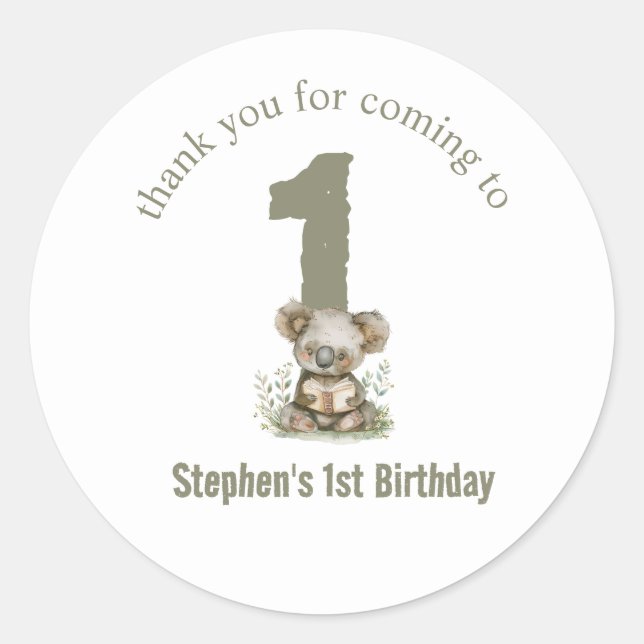 Pegatina Redonda Cute Sage Green Koala Bear Primer Fiesta de cumple (Anverso)