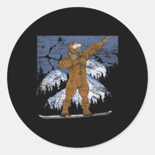 Pegatina Redonda Dabbing Sasquatch Cryptid Winter Sports Snowboardi
