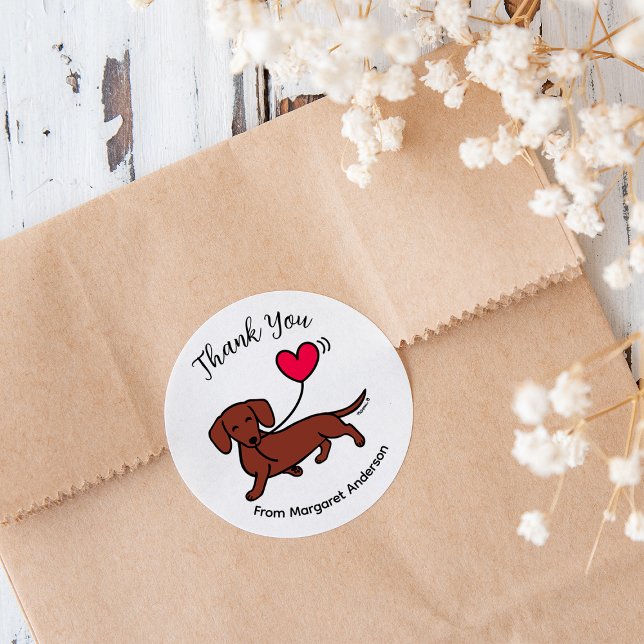 Pegatina Redonda Dachshund Sonriente, suave y suave, gracias (Red Smooth Haired Dachshund Smiling Red Heart Balloon Thank You Sticker.  Cute Sausage Dog Cartoon.)