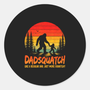 Pegatina Redonda Dadsquatch retro como un papá bigfoot regular