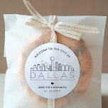 Pegatina Redonda Dallas Skyline | Boda Favor De La Bienvenida<br><div class="desc">¡Mejore sus paquetes de bienvenida para bodas o sus favores para fiestas con un personalizado de pegatinas de bienvenida! Estos elegantes y minimalistas pegatinas están hechos a la medida de un boda que tiene lugar en la hermosa ciudad de Dallas, Texas. Cuentan con un moderno paisaje de diseño con el...</div>