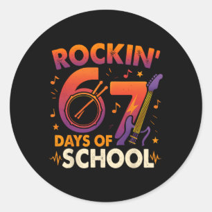 Pegatina Redonda Dando rock 67 días de escuela seis siete maestro e