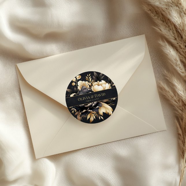 Pegatina redonda de boda Peonía negra y dorada (Black & Gold Peony Wedding Round Sticker on an elegant wedding envelope)