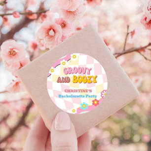 Pegatina Redonda Decoración de fiesta de soltera Groovy y boozy de 