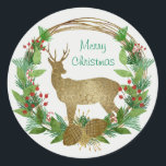 Pegatina Redonda Deer and Pine Bough Merry Christmas Wreath<br><div class="desc">Un ciervo elegante con motivos dorados está enmarcado por una corona de pino dibujada a mano con conos de pino y bayas rojas. El saludo dentro de la corona dice "Feliz Navidad" en una tipografía alegremente verde - que puedes cambiar a cualquier nombre o saludo que quieras. El fondo es...</div>